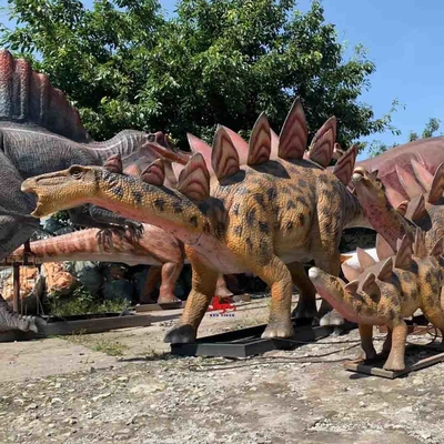Wodoodporne rzeźby dinozaurów o naturalnej wielkości na świeżym powietrzu do parku trampolin