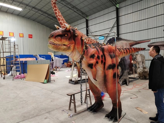 Dorosły model kostiumu dinozaura karnotaura z ukrytą nogą