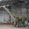 Realistyczny animatroniczny model dinozaura w parku rozrywki Diplodocus