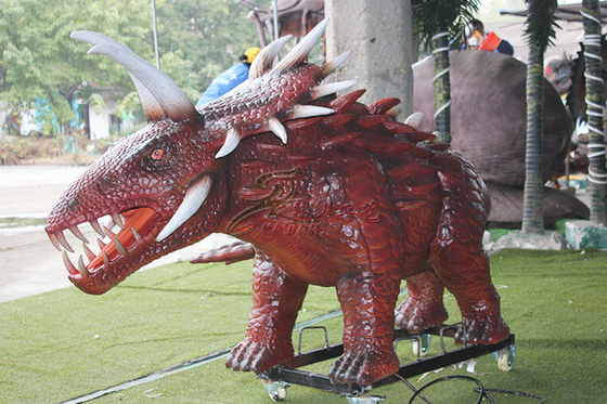 Zabawa na świeżym powietrzu Realistyczne animatroniczne dinozaury Triceratops dla dzieci