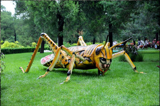 Wiatroodporna sztuczna rzeźba z animatronicznymi owadami zapewniająca długie wsparcie techniczne