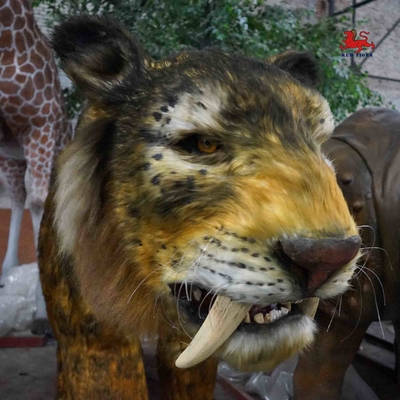 Pełnowymiarowy animatroniczny szablozębny kot odporny na warunki atmosferyczne do parku rozrywki