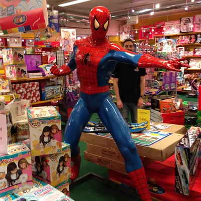 Statua Spidermana z włókna szklanego naturalnej wielkości Statua Spidermana