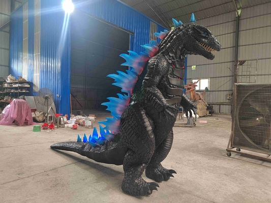 Park przygodowy, karnawał, parada, atrakcyjna animacja, realistyczny kostium Godzilli.