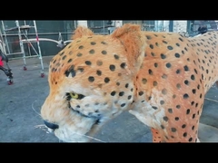 Realistyczny animatroniczny model diplodoka z dinozaurami w parku rozrywki